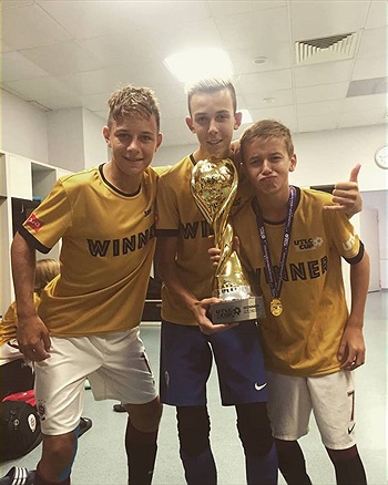 Náš odchovanec Dan Michl, brankář U15 Martin Bašta a Jakub Čihák, který na Tempu začínal v předpřípravce, v dresu partnerského klubu Sparty po triumfu na prestižním UTLC Cupu v Moskvě.