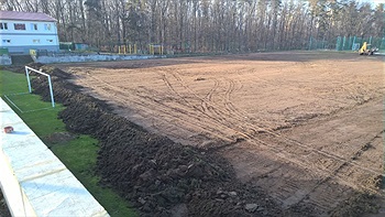 Začátek stavby nového hřiště s umělou trávou